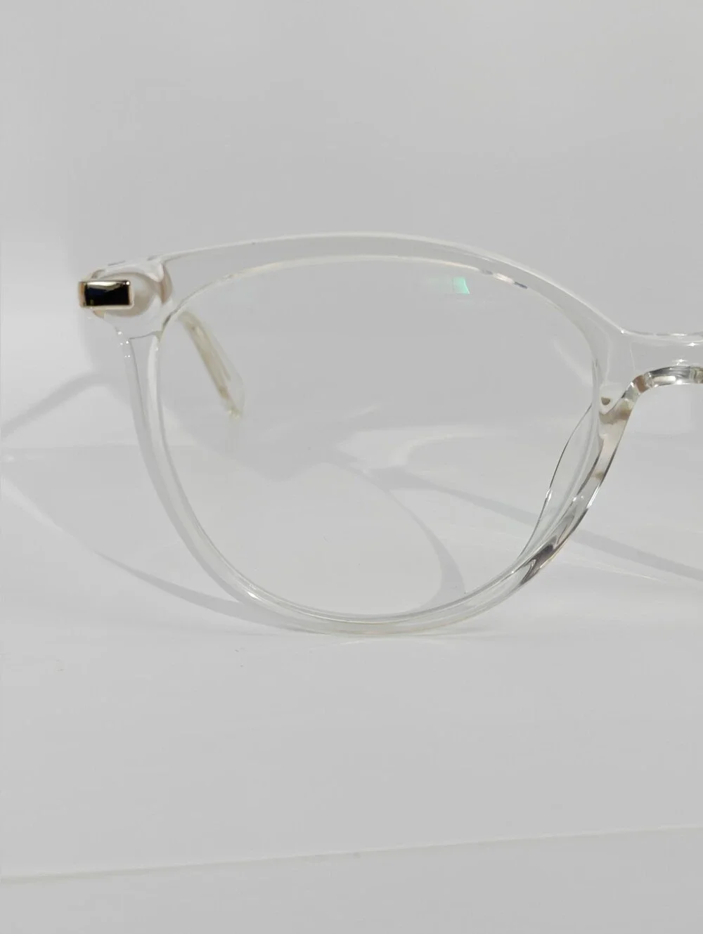 Atitude. Clear Round Frame Gold Temples. Women's Glasses - Transparent